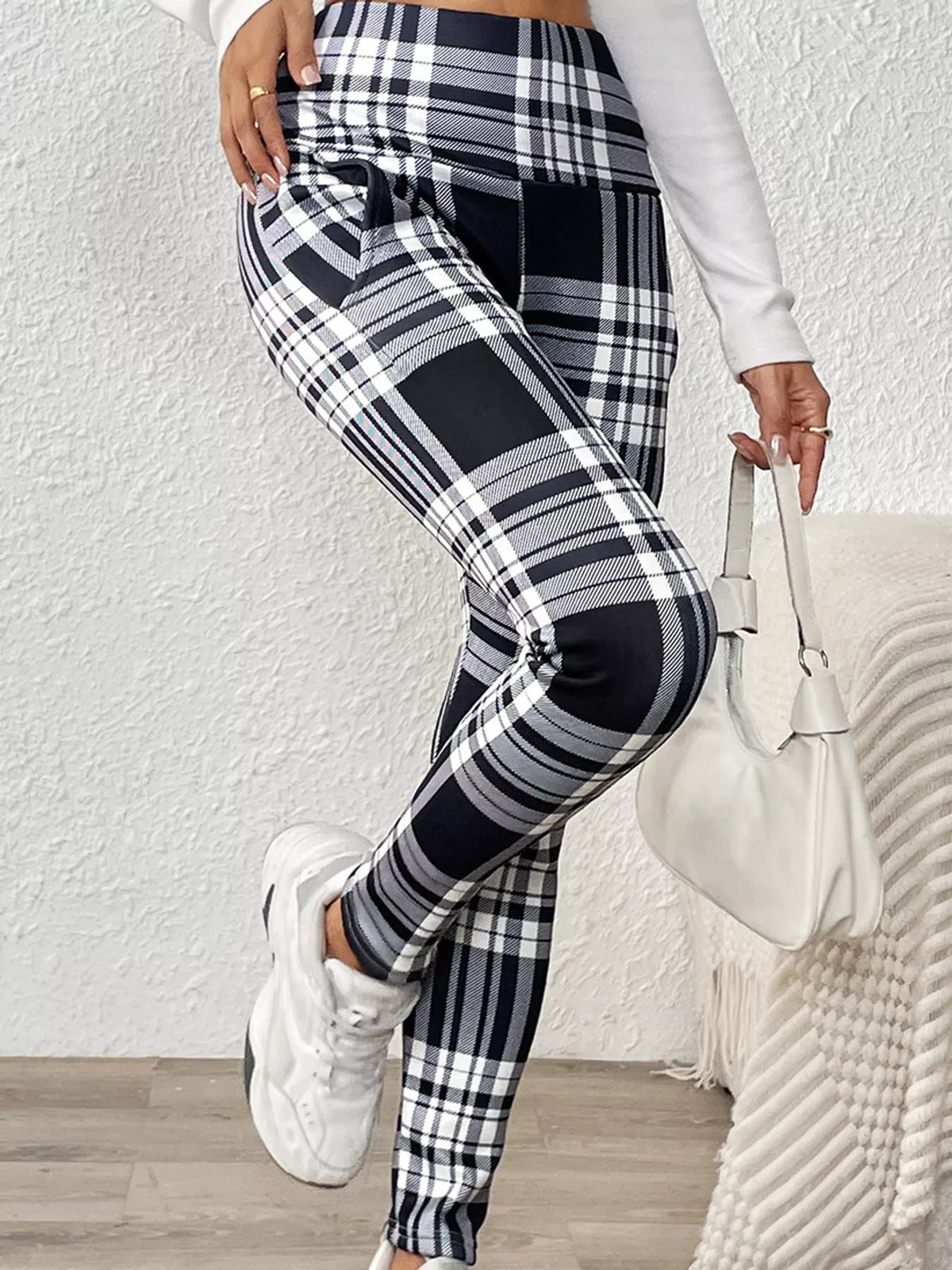 Plaid leggings, black and white front