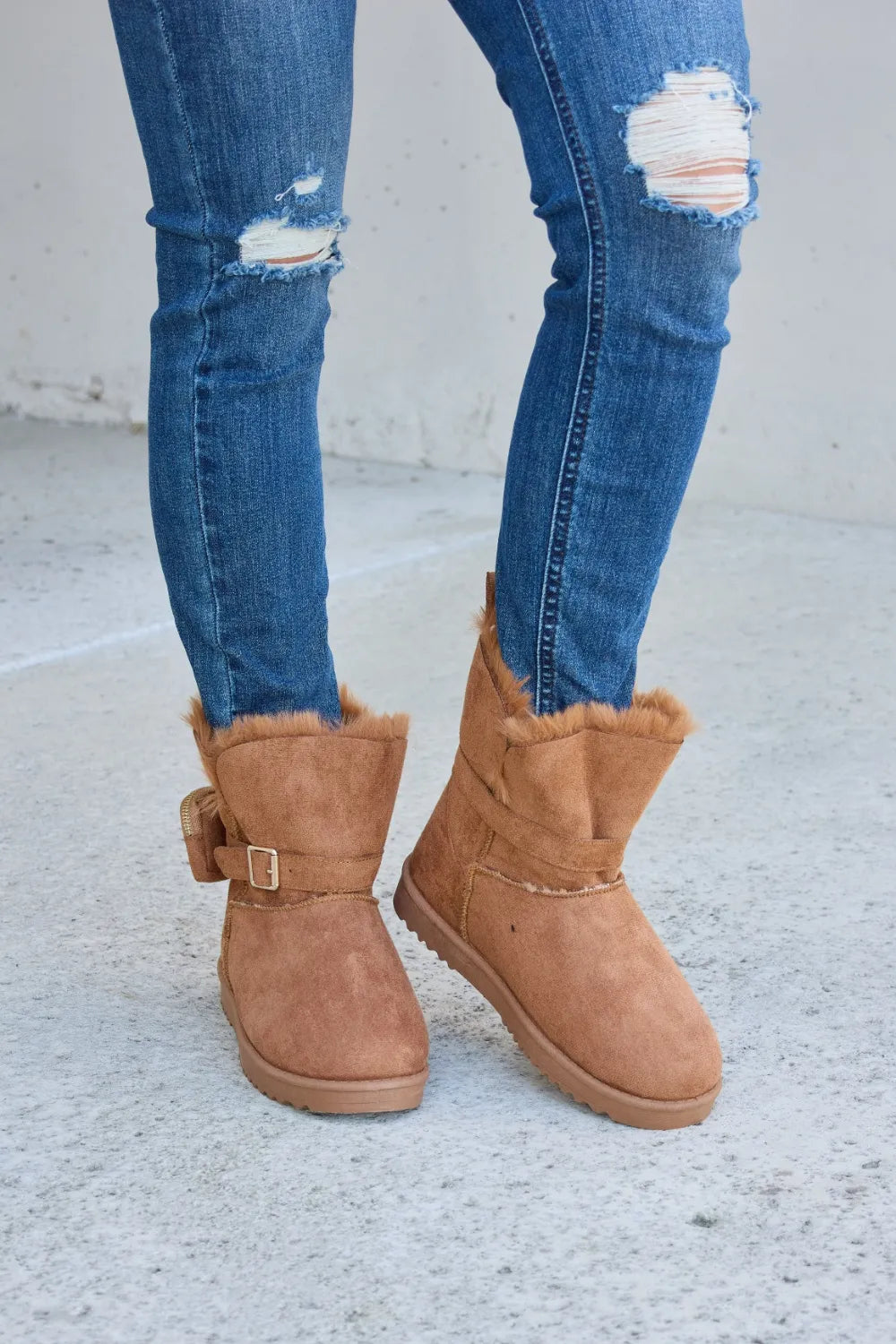 Women's Plush-Lined Thermal Flat Winter Boots — product view 1