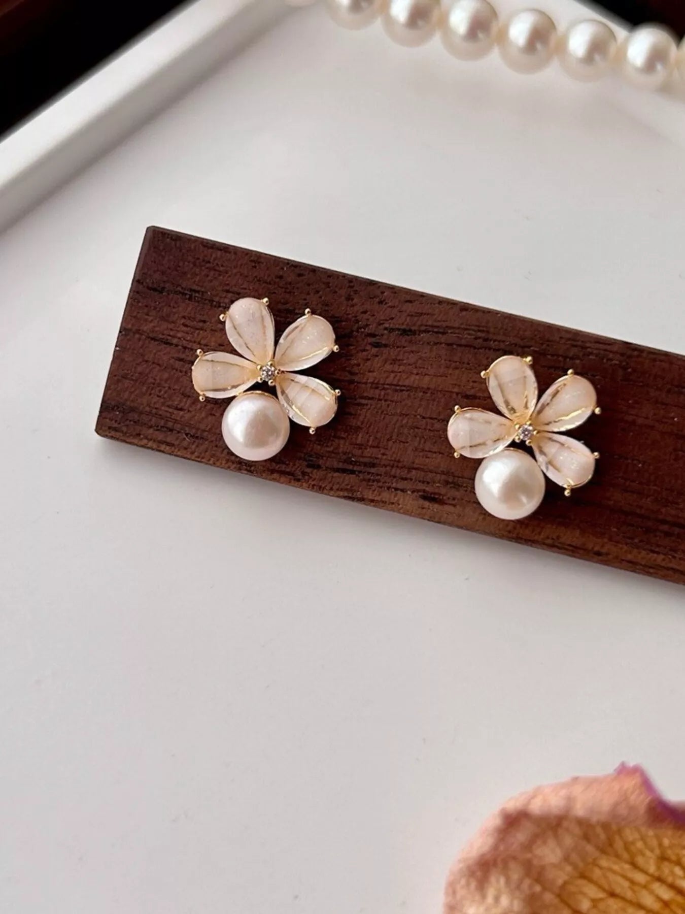 Trendsi Floral Pearl Stud Earrings -