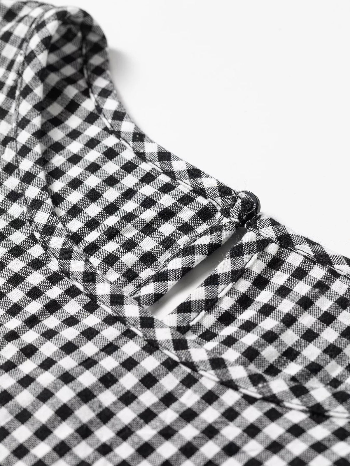 Gingham blouse, round neckline detail