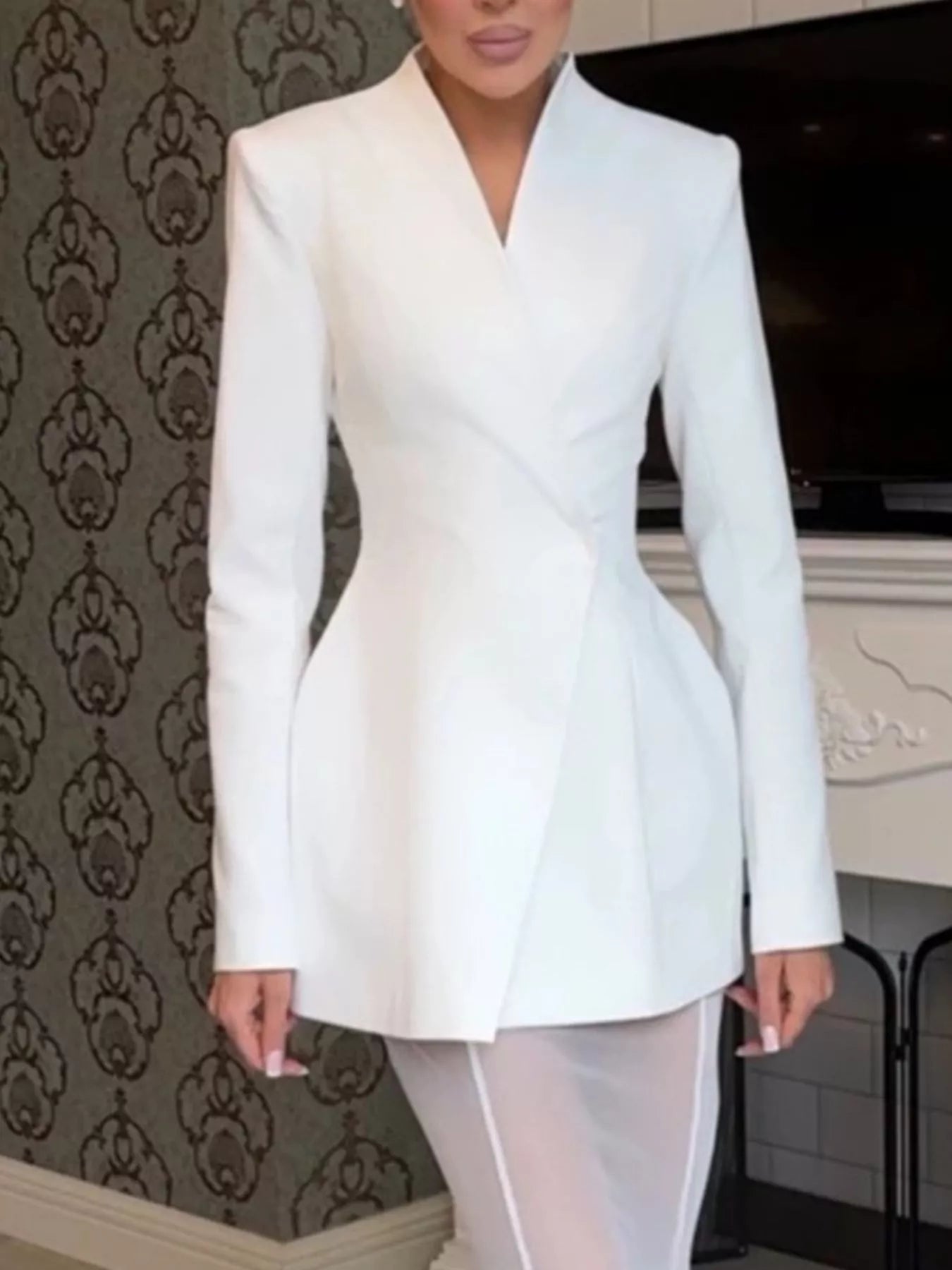 Trendsi Slim-Fit Structured Waist Blazer -