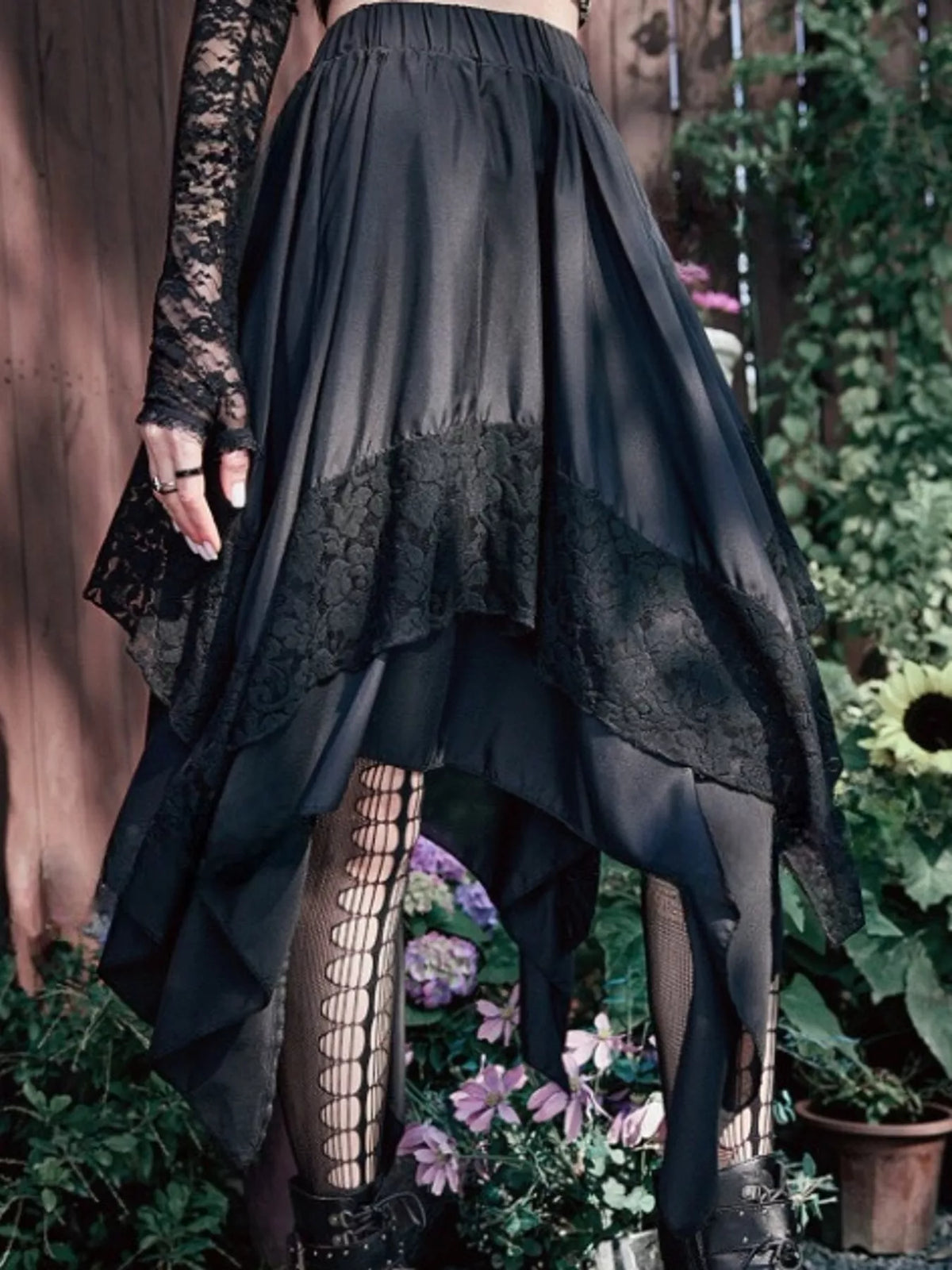 Asymmetric lace skirt, black front