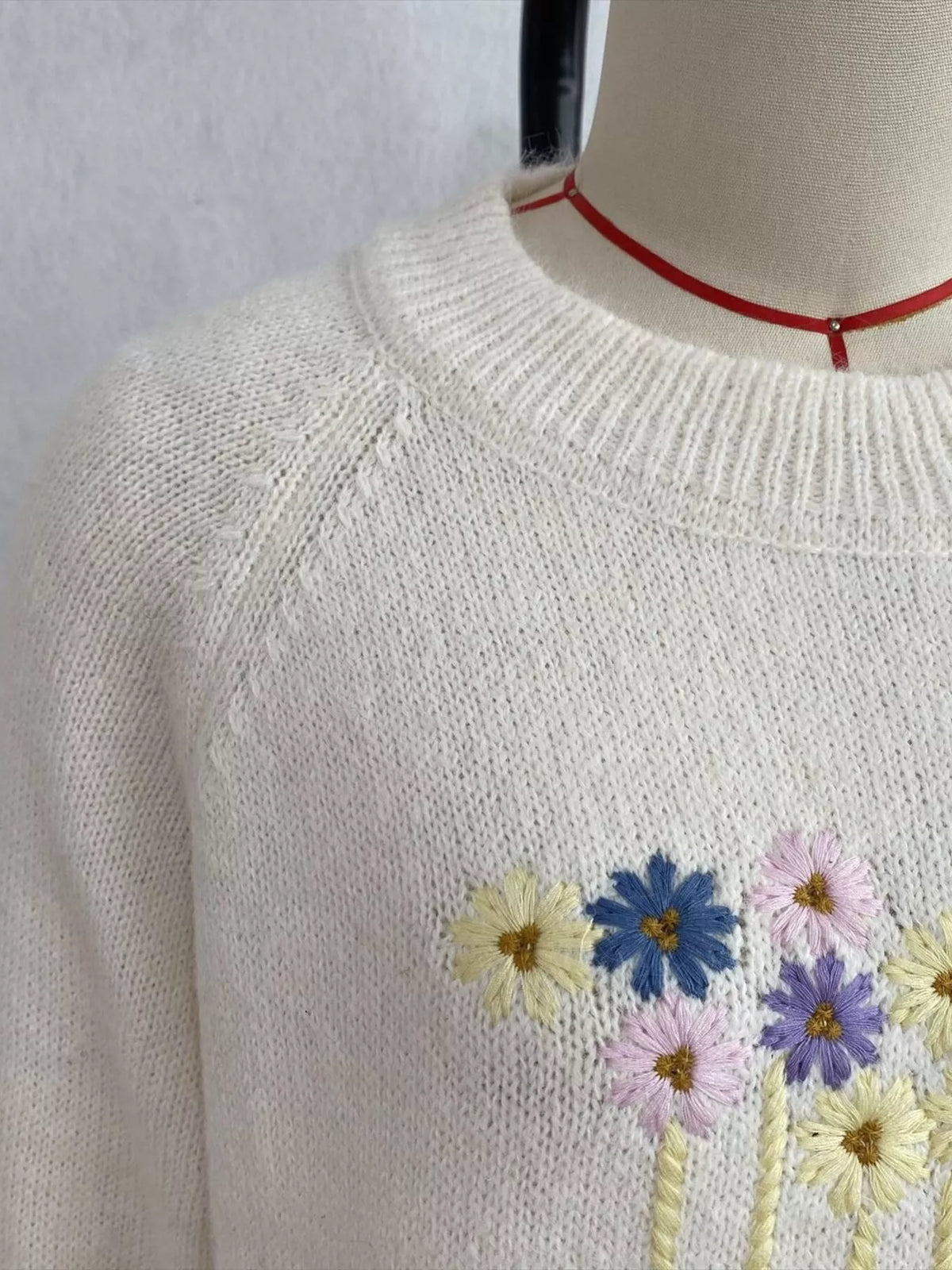 Floral embroidered round-neck sweater in white, neckline and embroidery detail