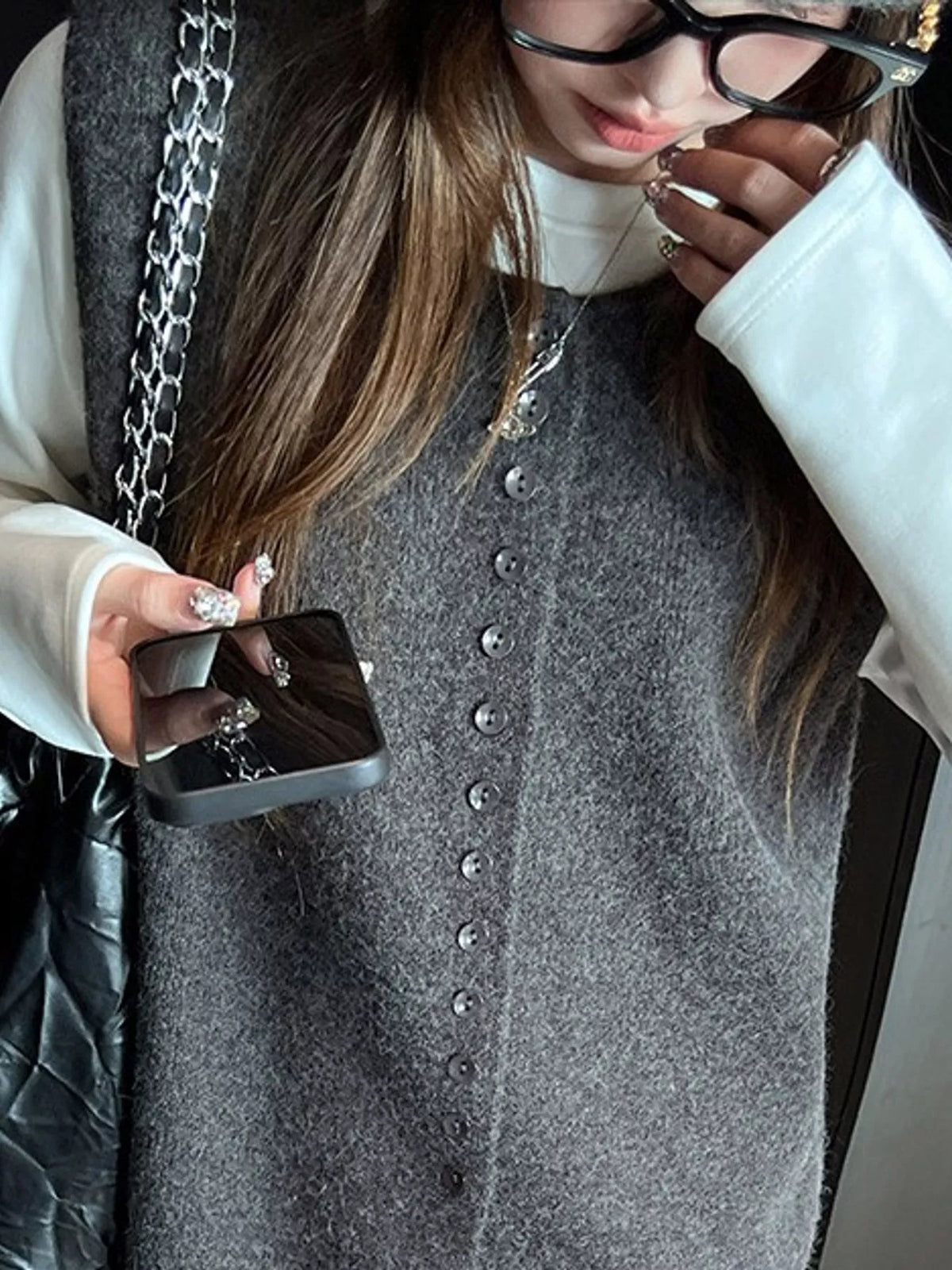 Sleeveless sweater vest, garment detail
