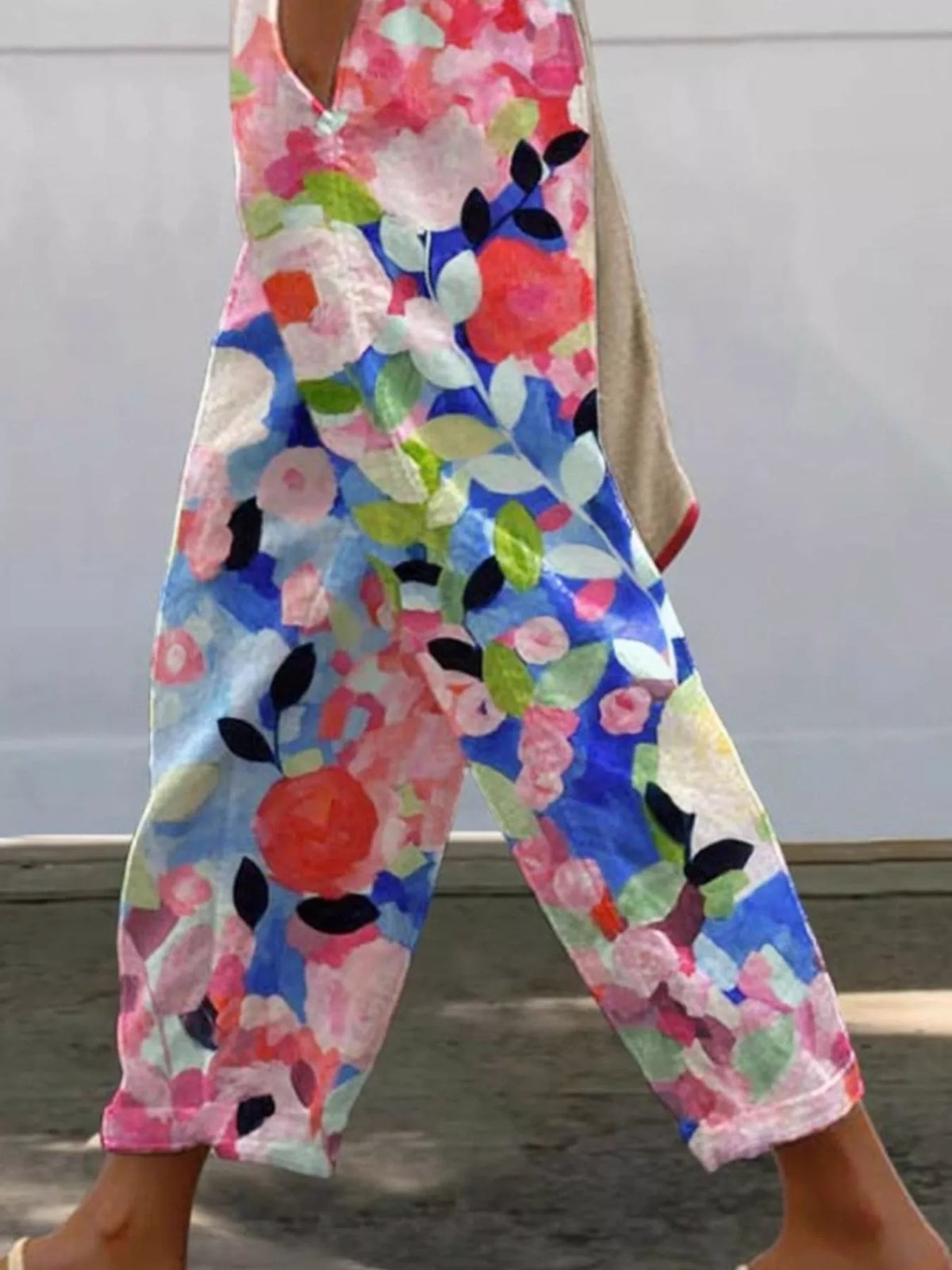 Multicolor floral tapered pants, leg and floral print detail