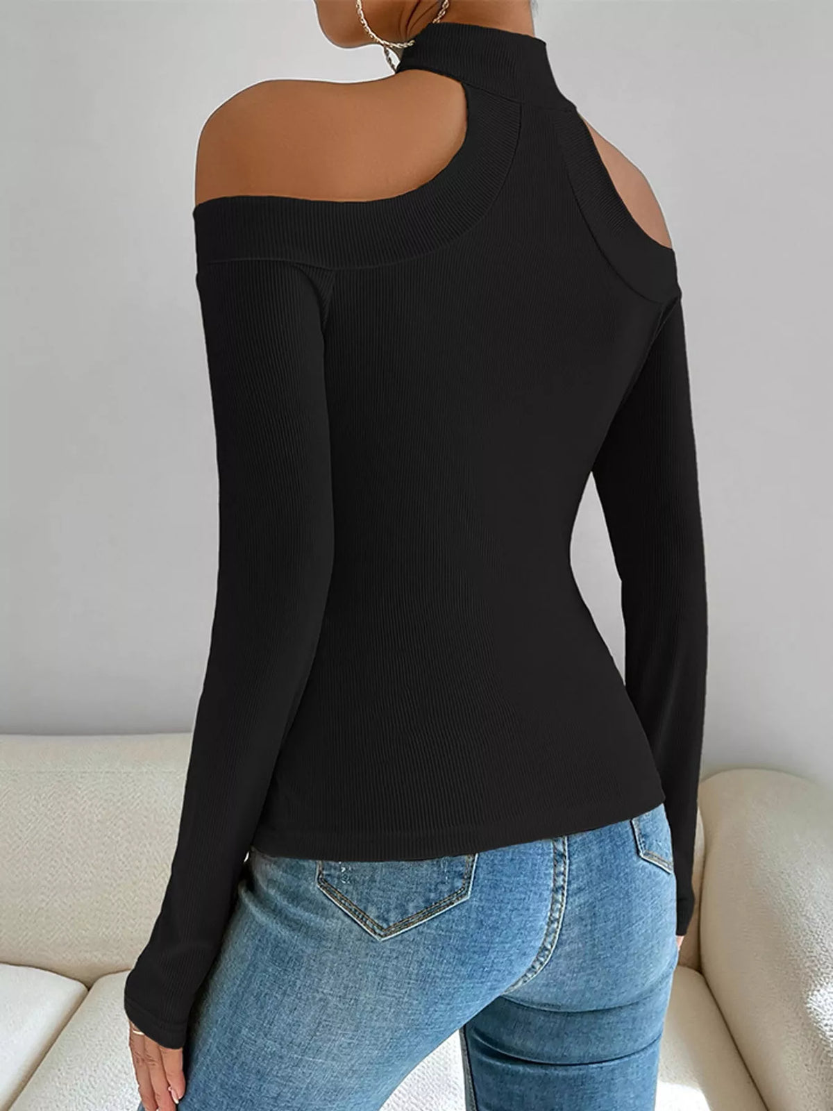 Choker-neck top, black back and choker connection