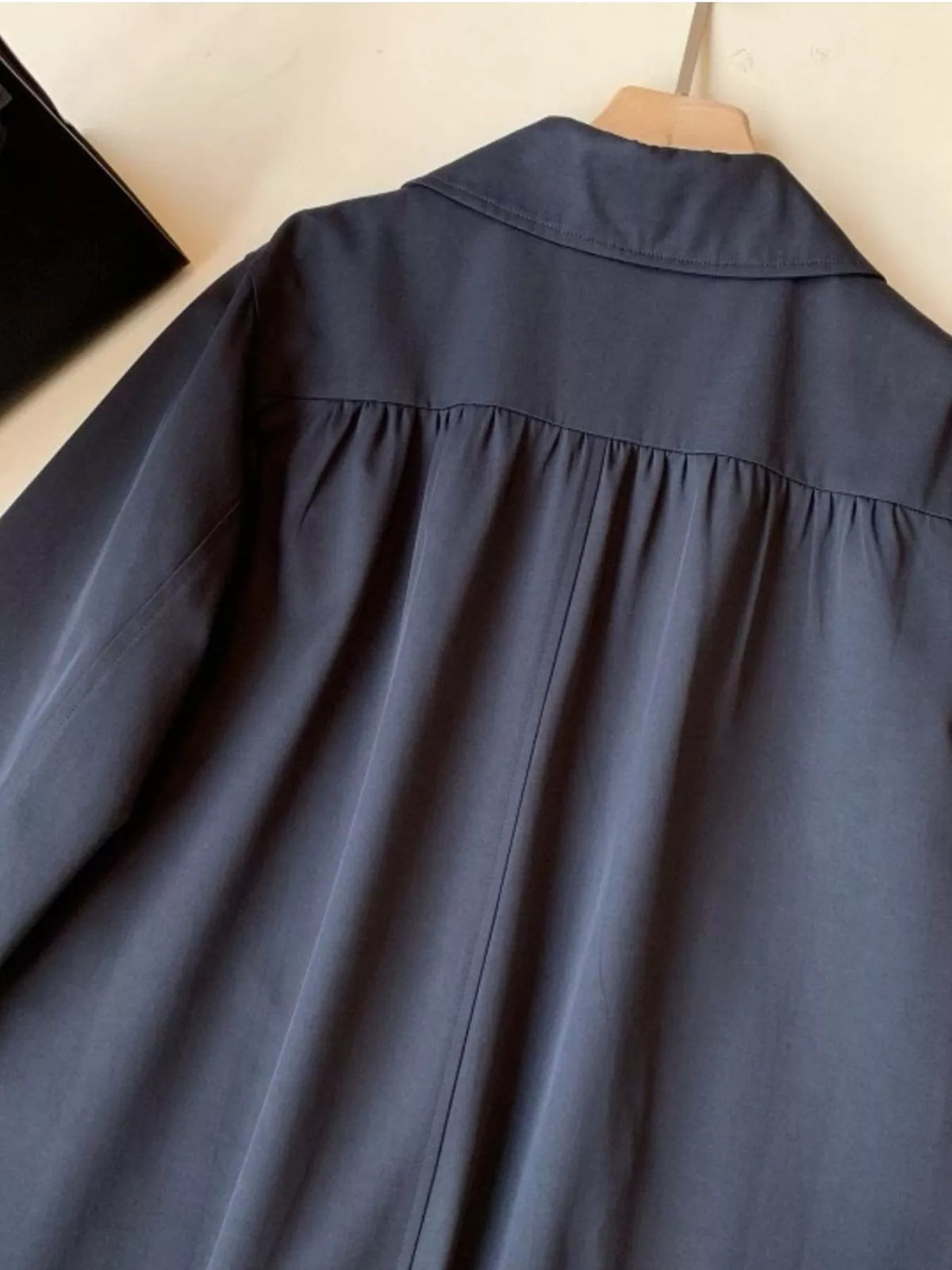 Navy single-breasted trench coat, back collar and gathered back yoke