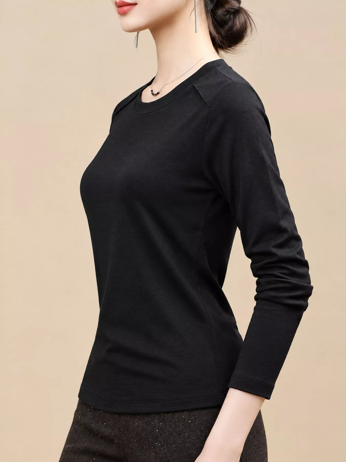 Black solid long-sleeve crew neck t-shirt