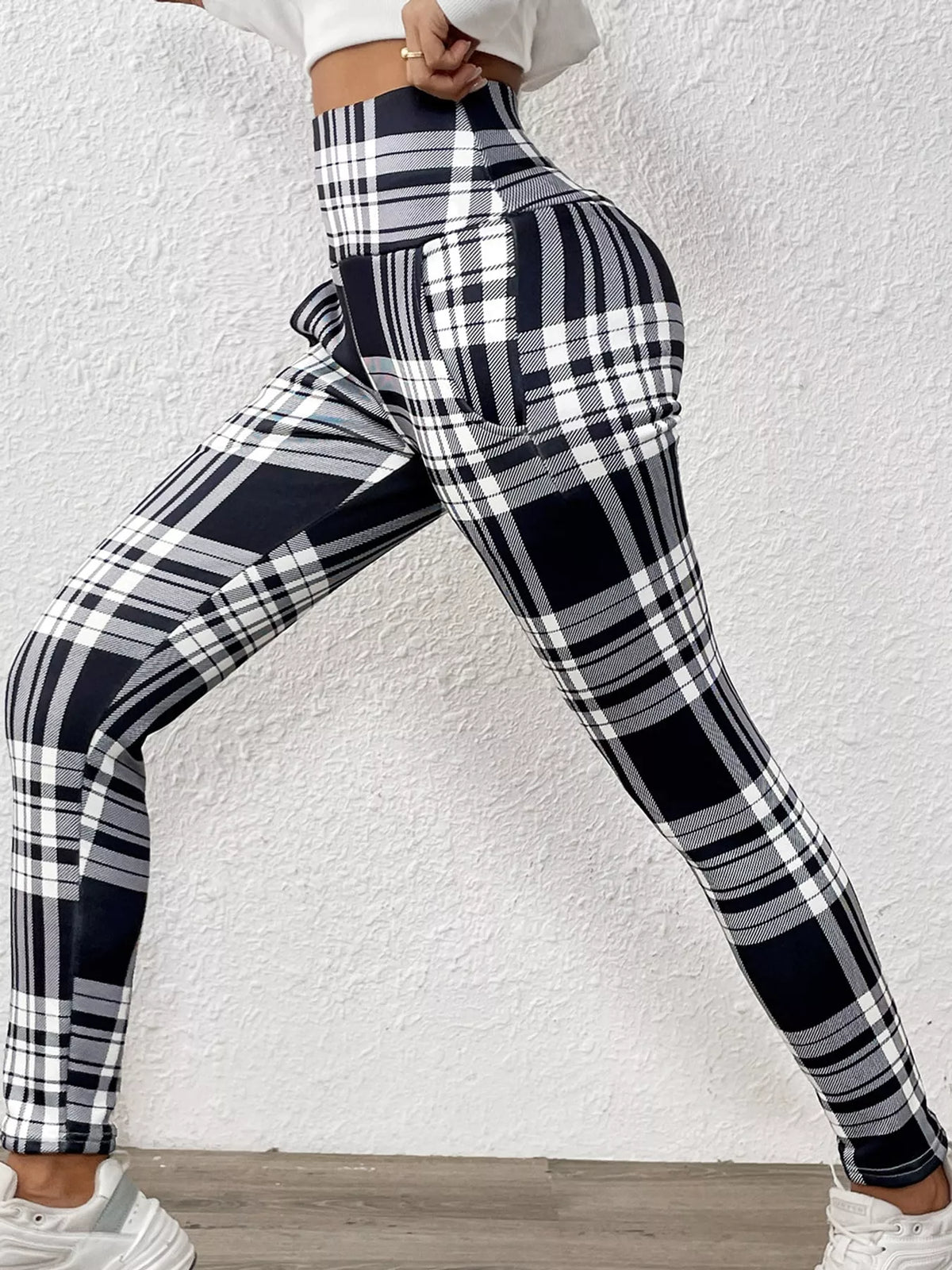 Plaid leggings, black and white side