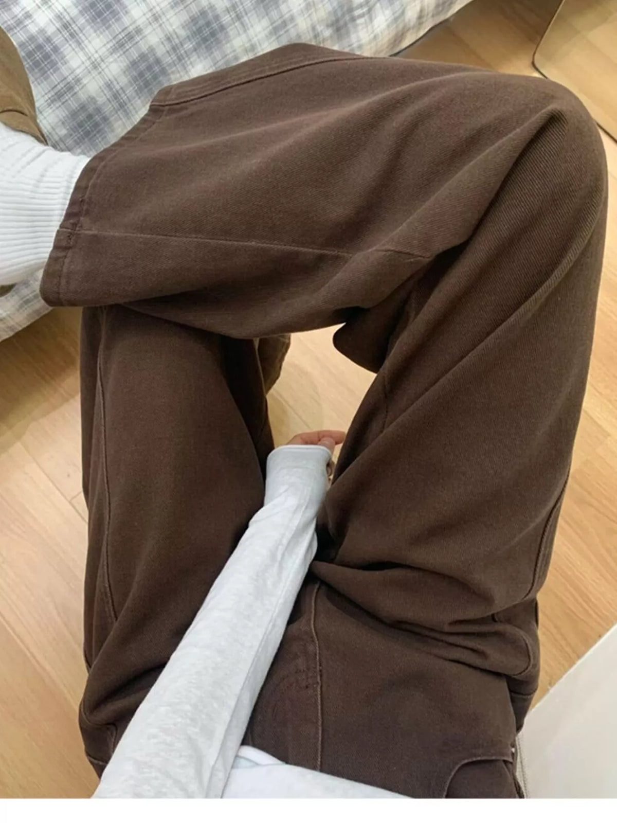Wide-Leg Jeans with Pockets, detail view in chocolate
