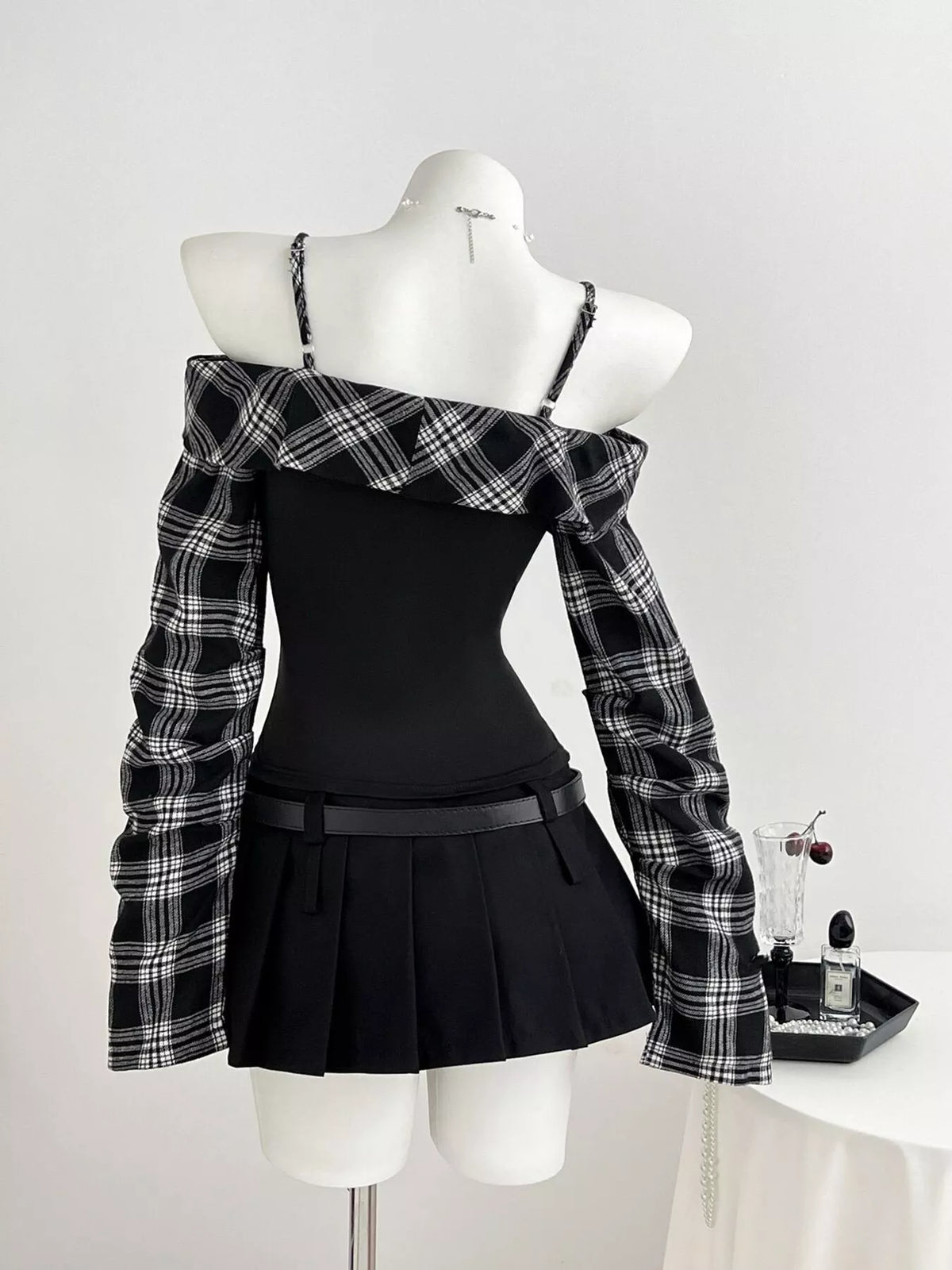 Plaid fitted top, black and plaid back
