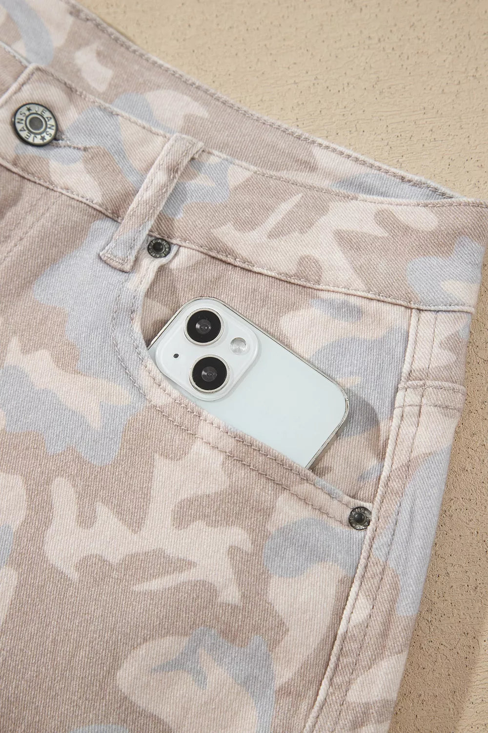 Beige camouflage barrel jeans, front pocket detail
