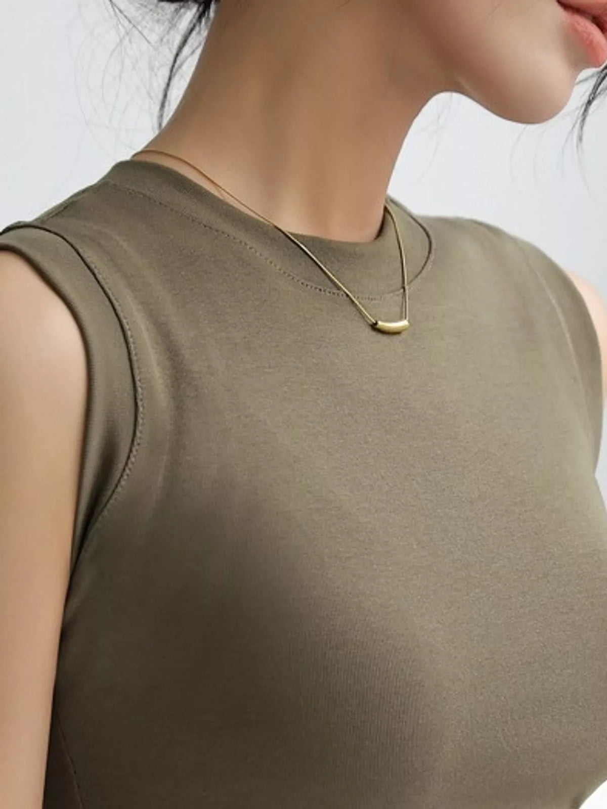 Slim-Fit Sleeveless Crew Neck Tank Top — garment construction details