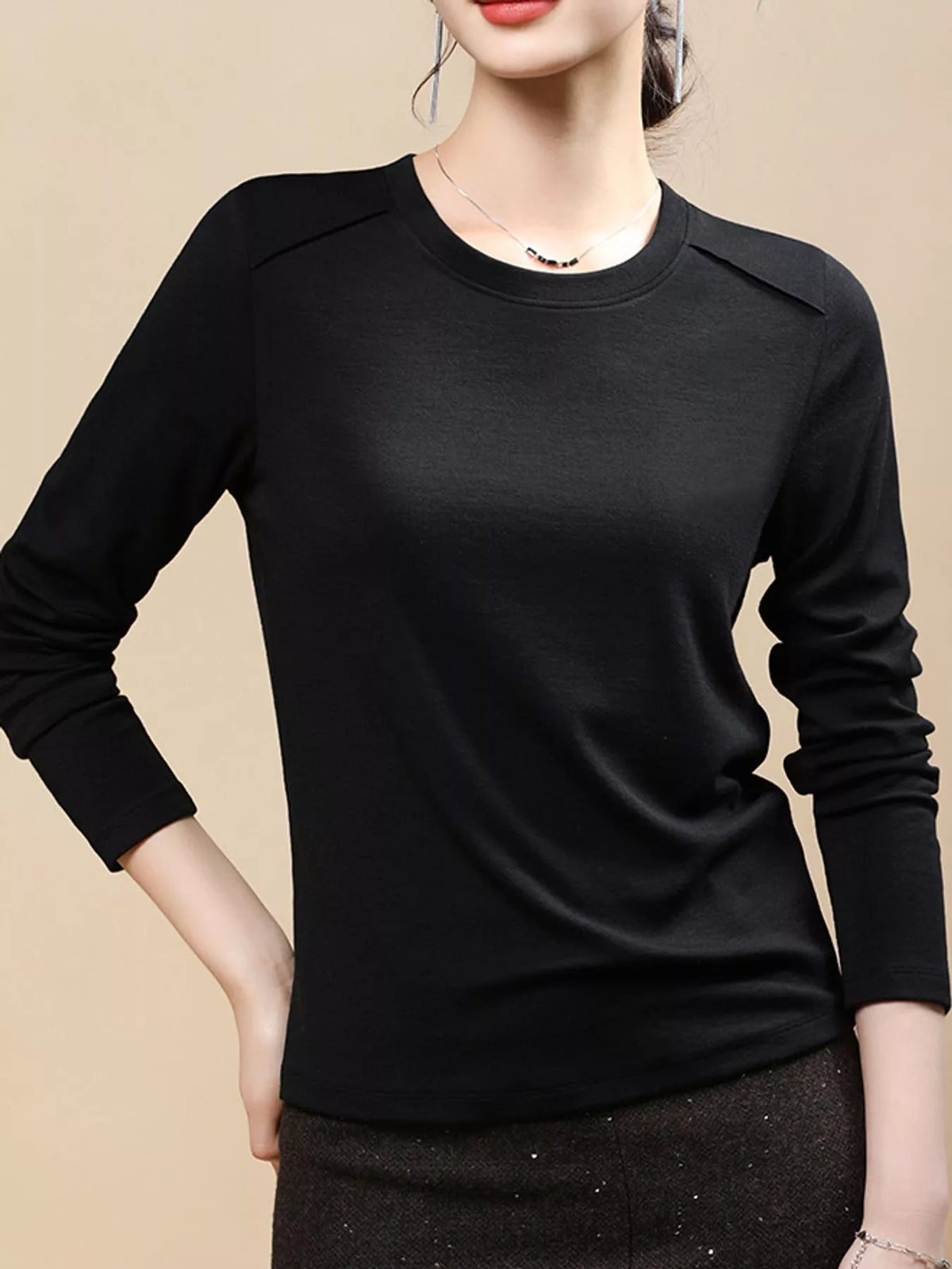 Black solid long-sleeve crew neck t-shirt