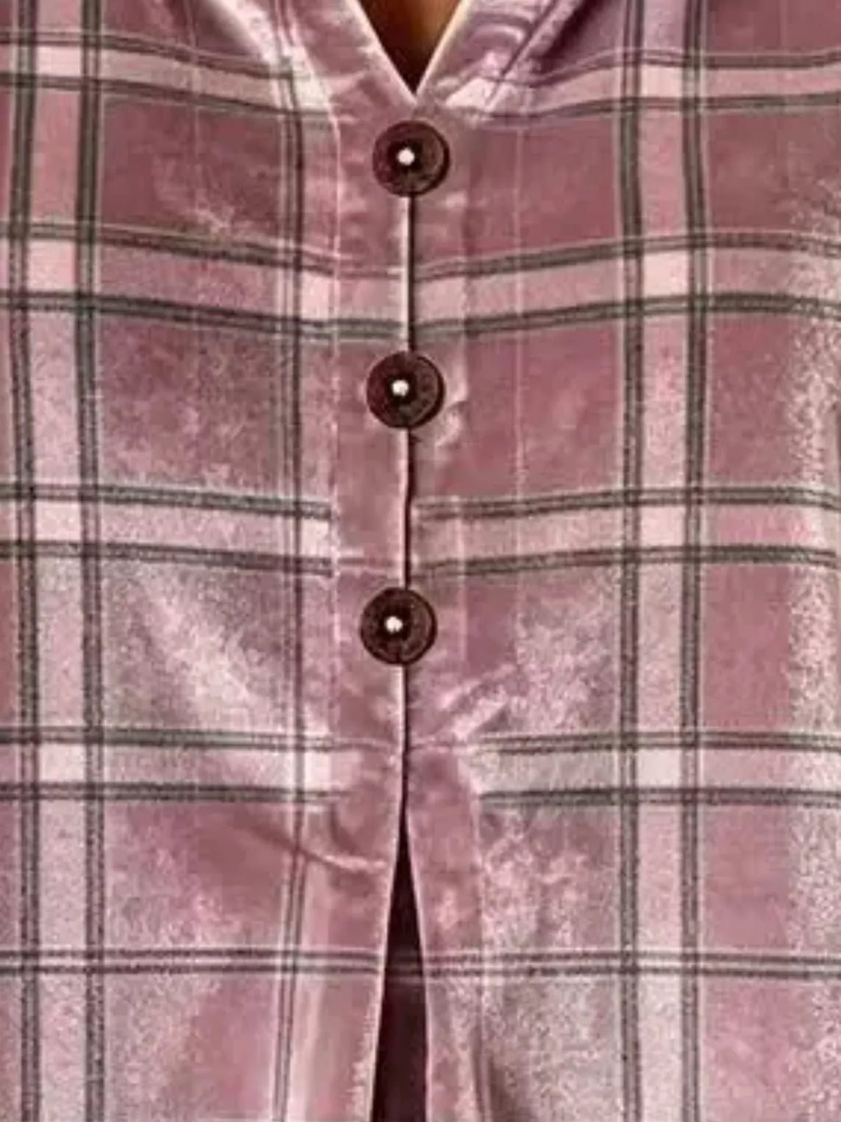 Mauve plaid velvet balloon-sleeve blouse, buttons and plaid close-up