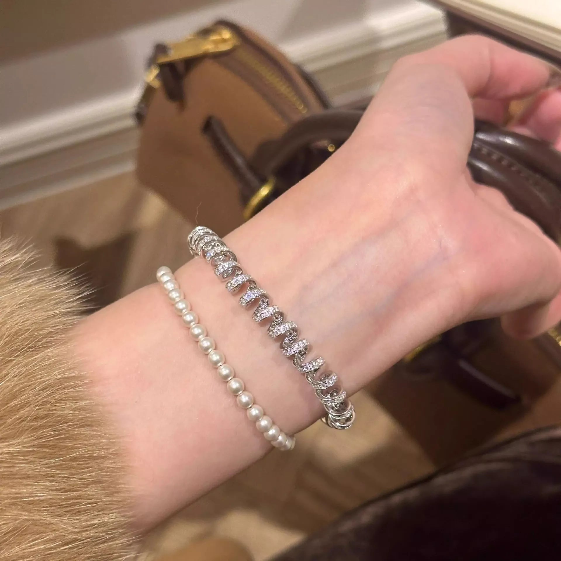 Trendsi Alloy Zircon Silver-Plated Coil Bracelet -