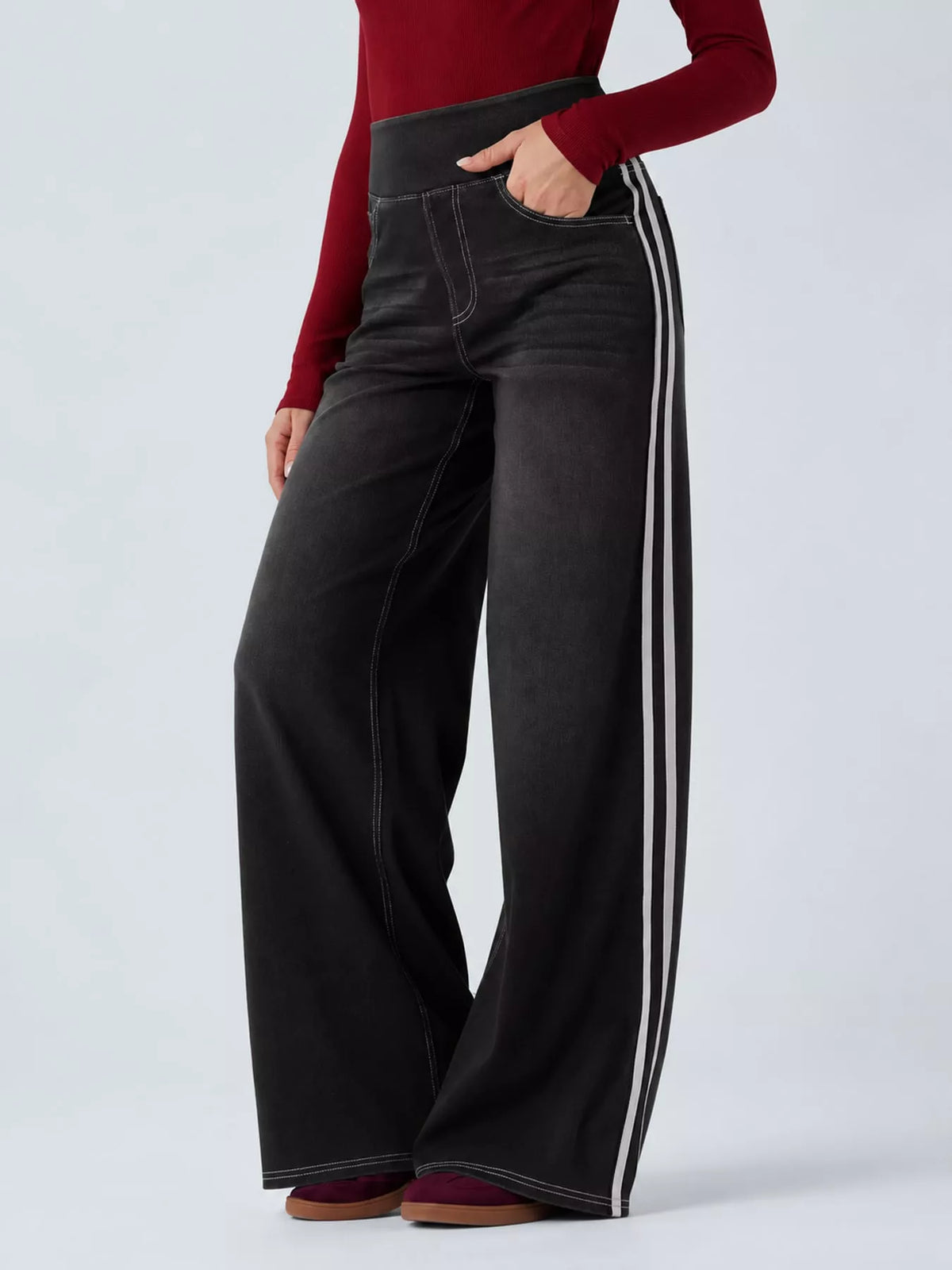 Wide-Leg Side-Stripe Jeans in black