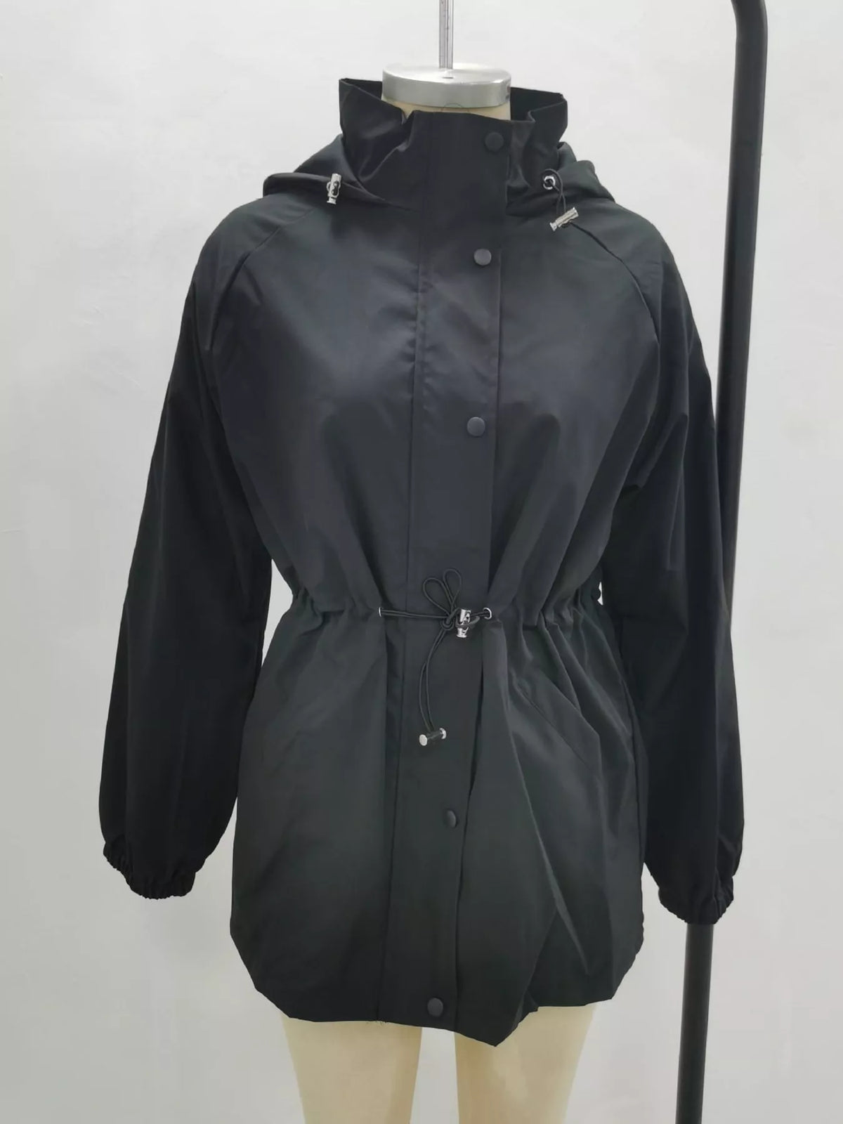Black hooded drawstring waist windbreaker jacket