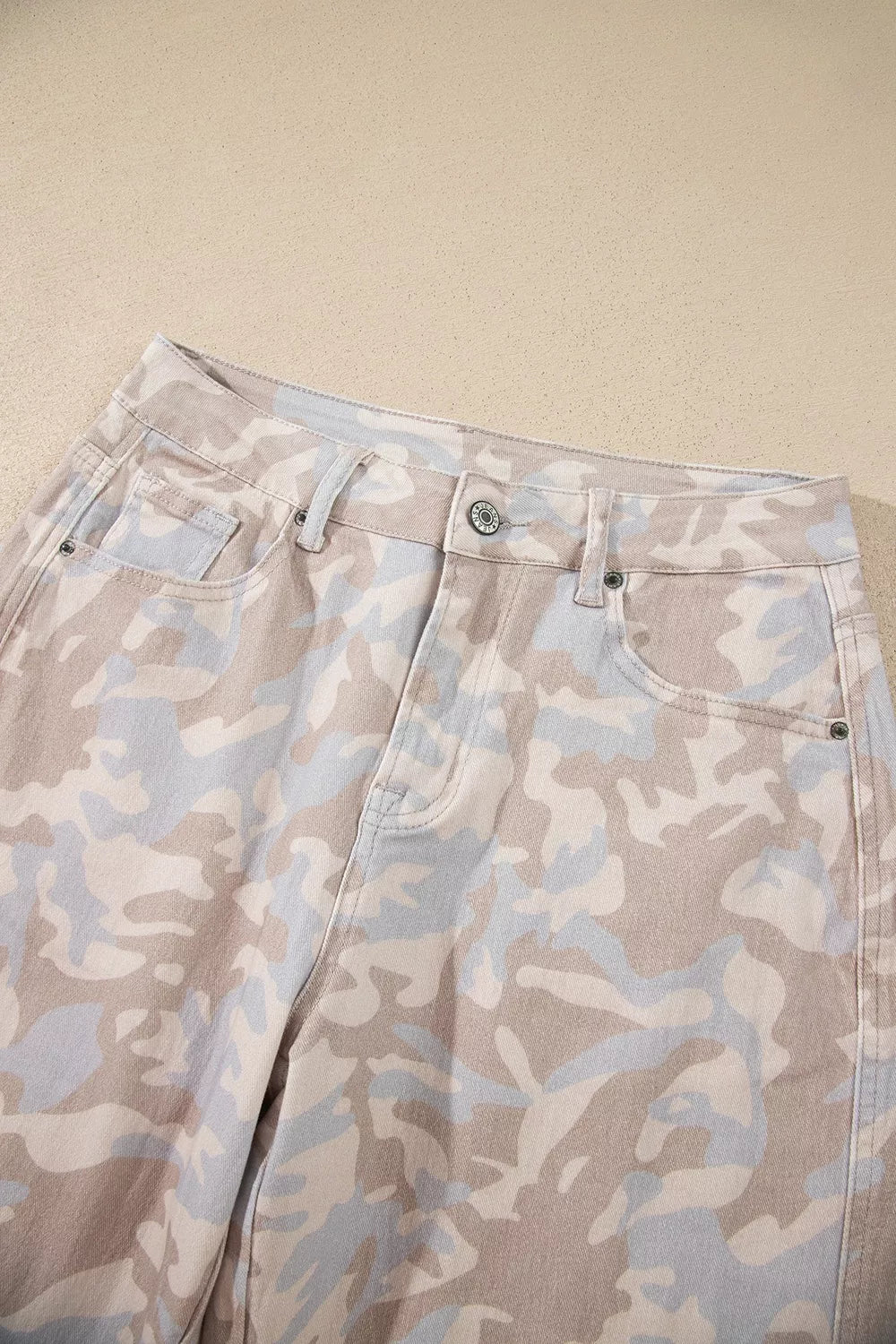 Beige camouflage barrel jeans, waist detail