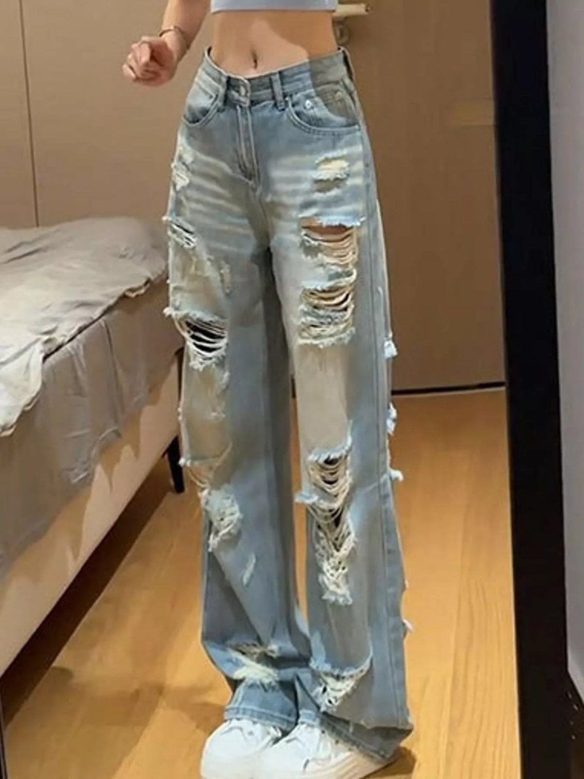 High-Waisted Distressed Jeans in vintage blue