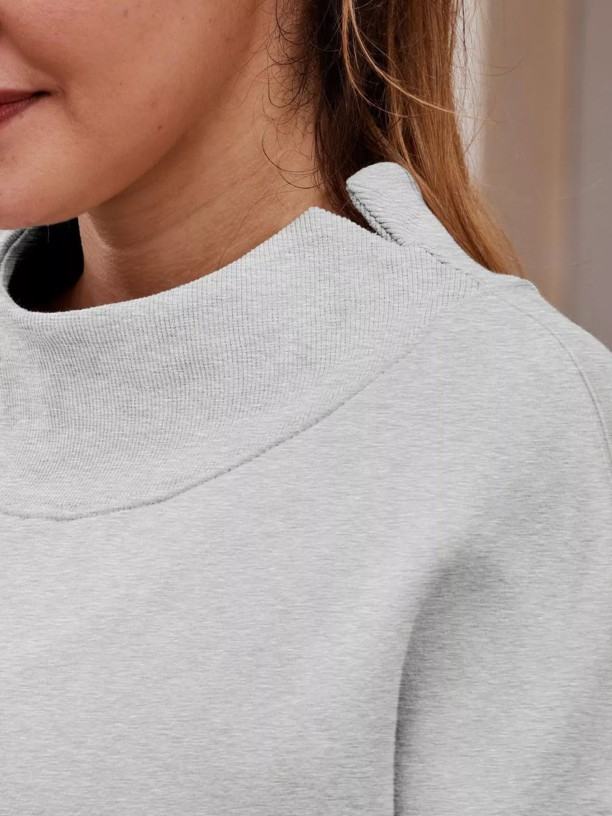 Oversized sweatshirt, gray neckline detail