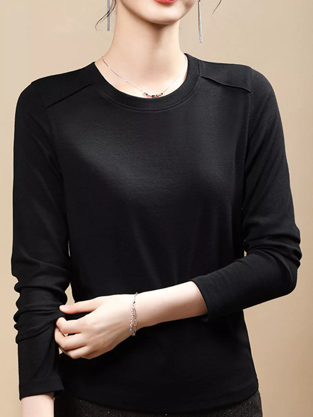 Black solid long-sleeve crew neck t-shirt