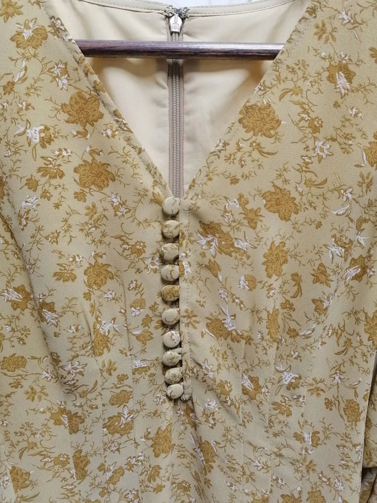 Floral midi dress, v-neck and covered buttons detail