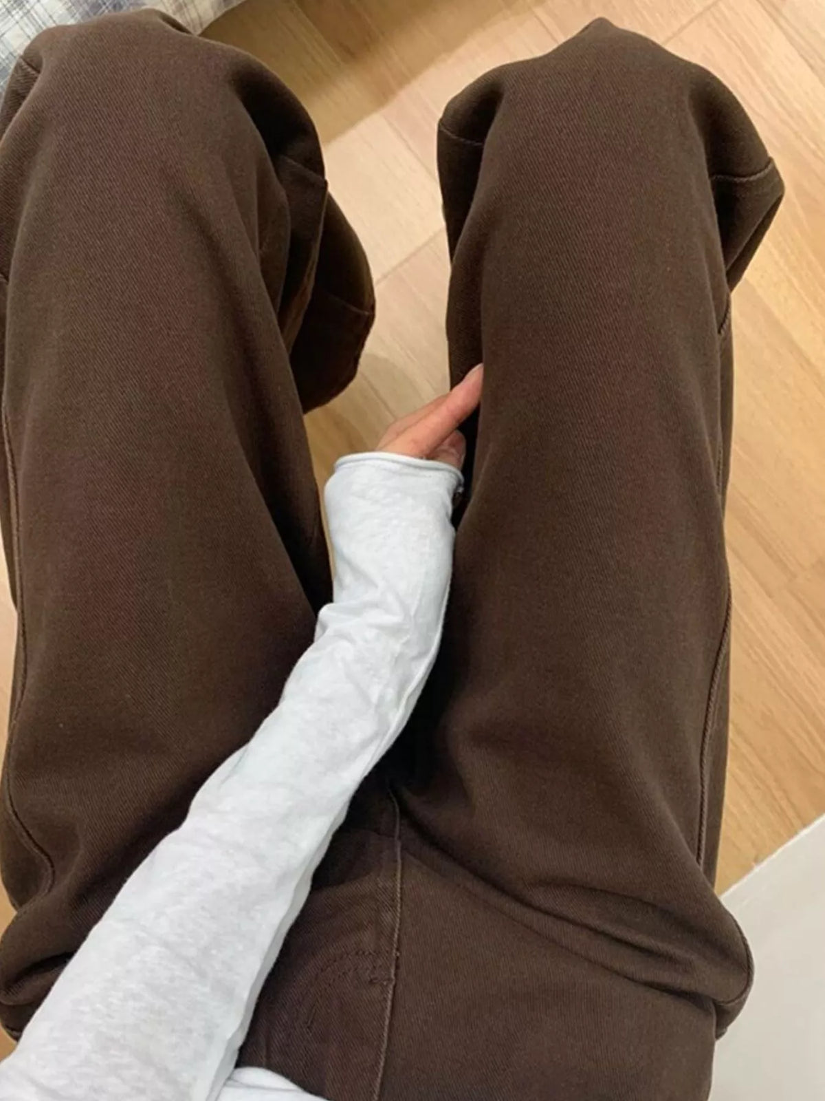 Wide-Leg Jeans with Pockets, detail view in chocolate
