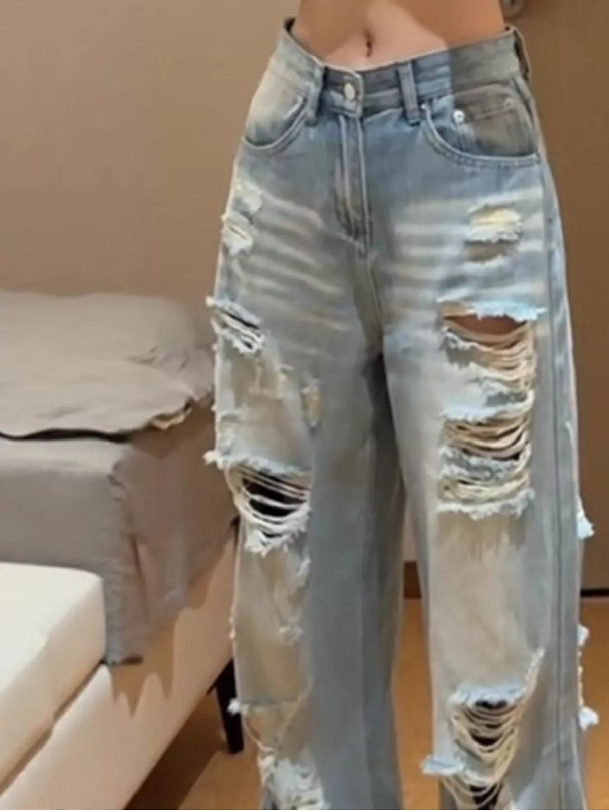 High-Waisted Distressed Jeans in vintage blue