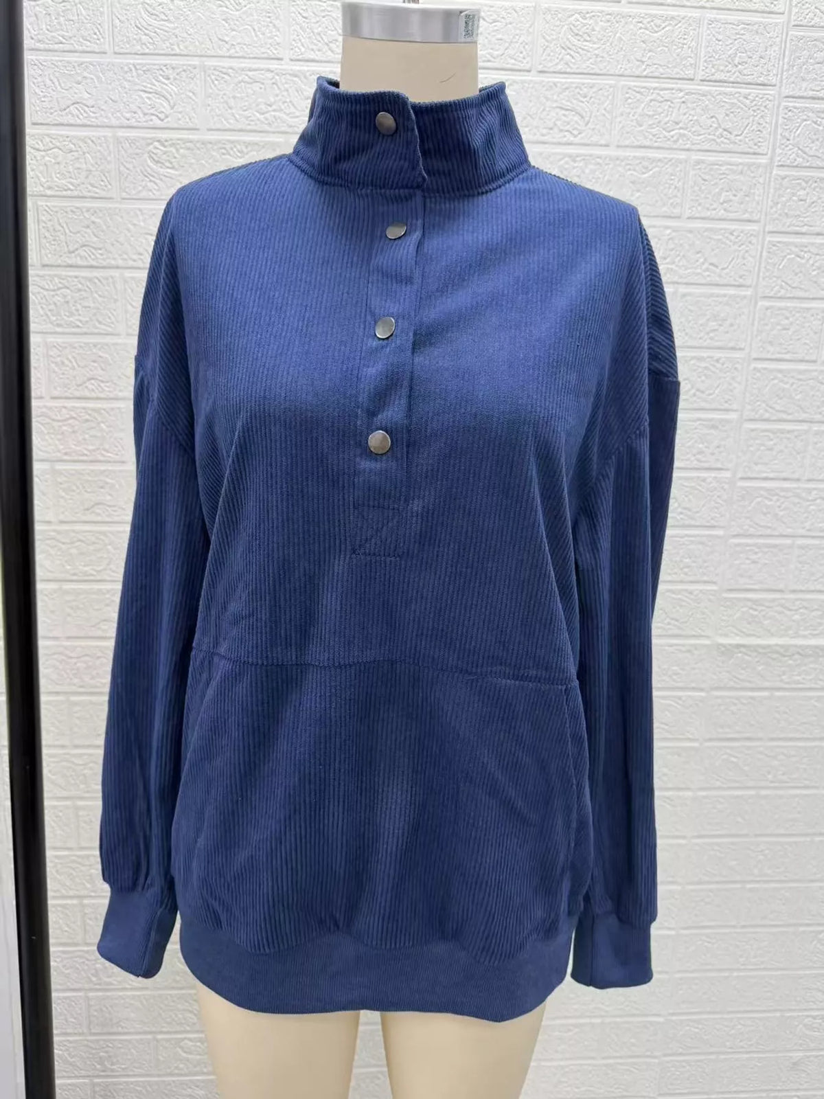 Quarter-snap sweatshirt, blue mannequin front